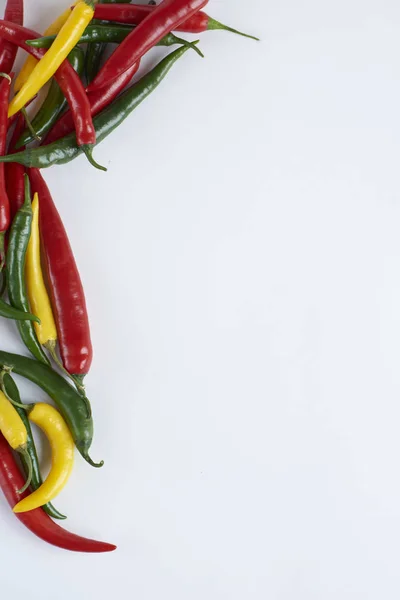 Plano Poner Patrón Chiles Rojos Sobre Fondo Blanco Vista Superior — Foto de Stock