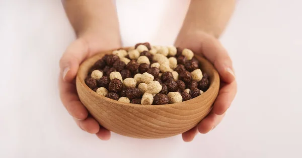 Primer Plano Placa Mano Del Hombre Con Copos Maíz Cereales — Foto de Stock