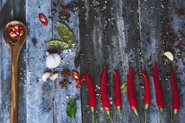 Bovenaanzicht Van Rode Chilipepers Houten Lepel Houten Oppervlak Achtergrond — Stockfoto