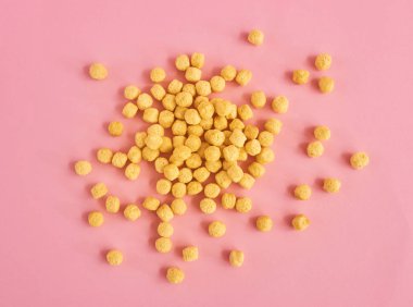 Mısır gevreği veya tahıl pembe arka plan, üstten görünüm üzerinde yığını