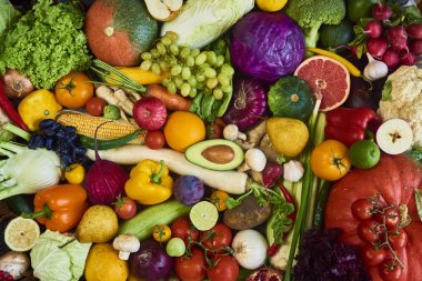 Çeşitli ham organik sebze ve meyve üzerinde ahşap arka plan kompozisyonu. Üstten Görünüm