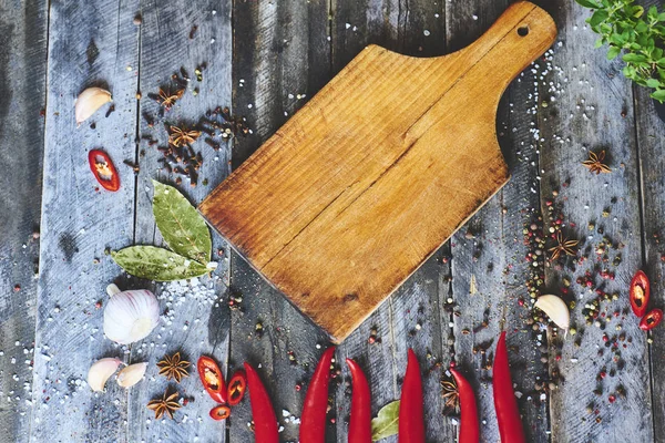 Bovenaanzicht Van Rode Chilipepers Snijplank Houten Oppervlak Achtergrond — Stockfoto