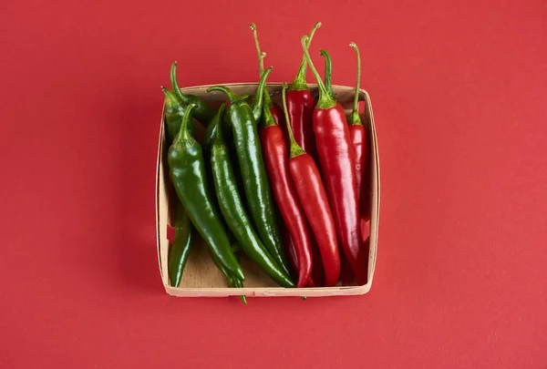 Dekoratív Minta Hot Chili Zöld Mezőben Piros Hátteret Felülnézet — Stock Fotó