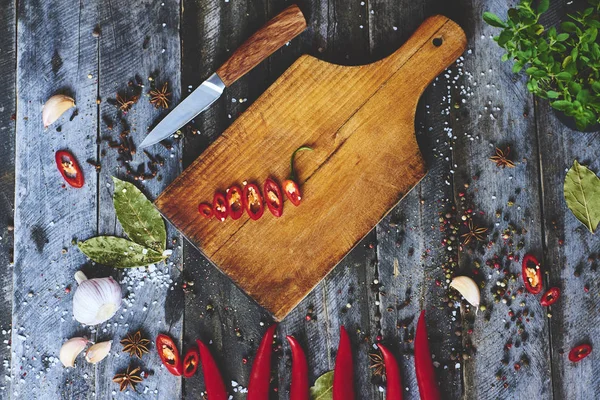 Bovenaanzicht Van Rode Chilipepers Snijplank Houten Oppervlak Achtergrond — Stockfoto