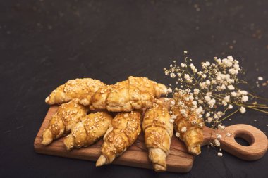 taze pişmiş lezzetli kruvasan 