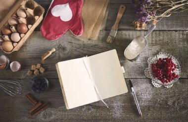 Gıda düz mutfak masasının üzerinde yatıyordu