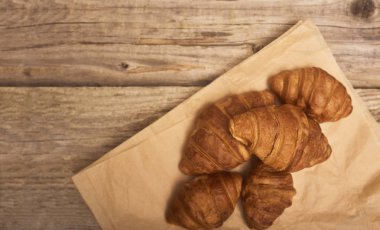 taze pişmiş lezzetli kruvasan 