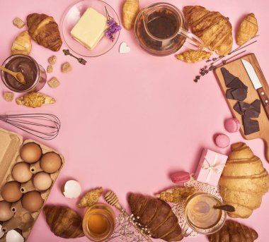 taze pişmiş lezzetli kruvasan 