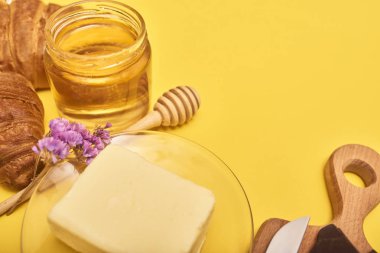 taze pişmiş lezzetli kruvasan 