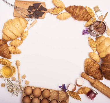 taze pişmiş lezzetli kruvasan 