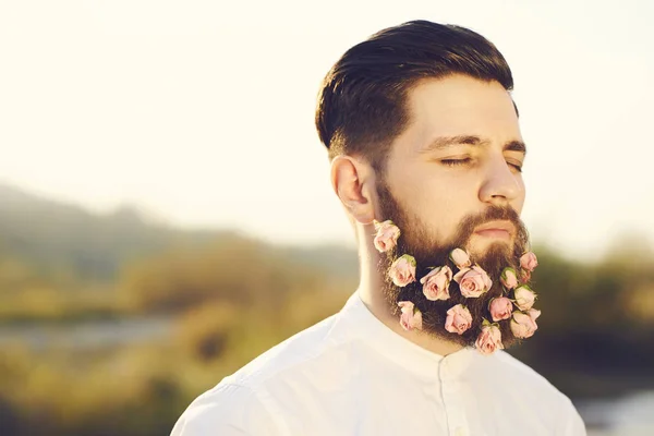Портрет Красивого Мужчины Бородой Украшенной Розовыми Розами — стоковое фото