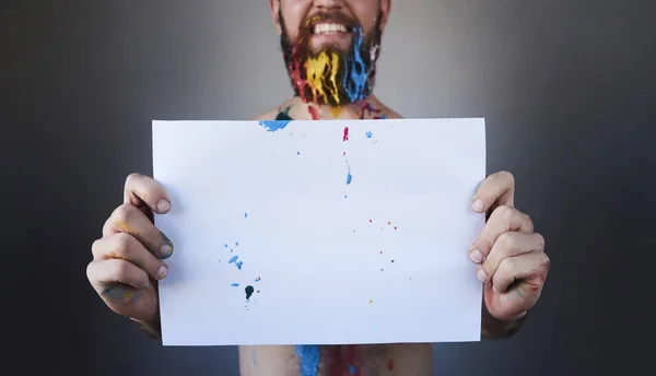 Portrait Homme Barbu Attrayant Souriant Avec Barbe Peinte Colorée Tenant — Photo