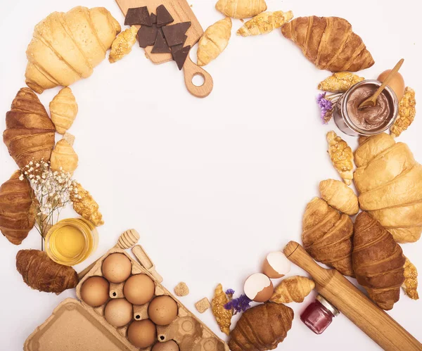 Croissants saborosos recém-assados — Fotografia de Stock