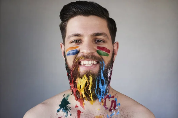 Портрет Улыбающегося Привлекательного Бородатого Мужчины Красочной Раскрашенной Бородой Сером Фоне — стоковое фото
