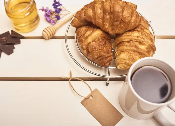 Croissants sabrosos recién horneados — Foto de Stock