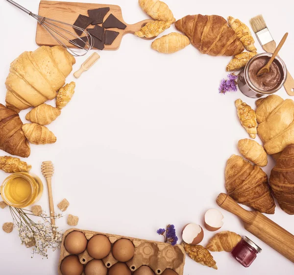 Croissants saborosos recém-assados — Fotografia de Stock