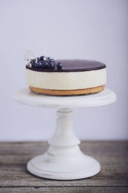 Lezzetli kek çikolata sır ve ahşap rustik masa üzerinde çilek