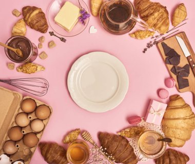 taze pişmiş lezzetli kruvasan 