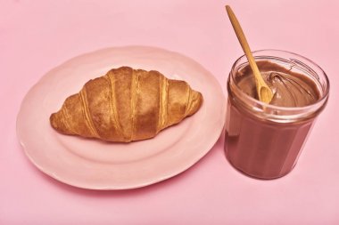 taze pişmiş lezzetli kruvasan 