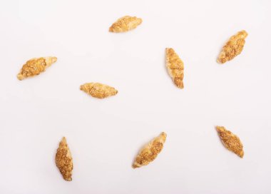 taze pişmiş lezzetli kruvasan 