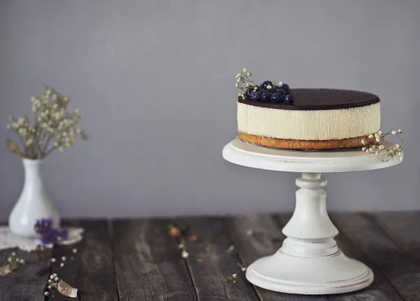 Bolo Delicioso Com Esmalte Chocolate Bagas Mesa Rústica Madeira — Fotografia de Stock