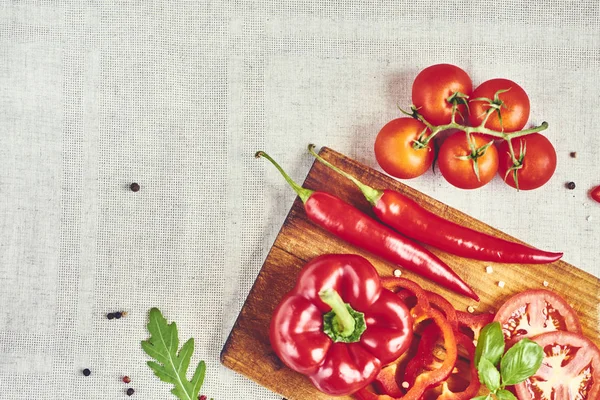 Gehakte Rode Paprika Snijplank Met Kruiden Basilicum Rucola Tomaten Mes — Stockfoto