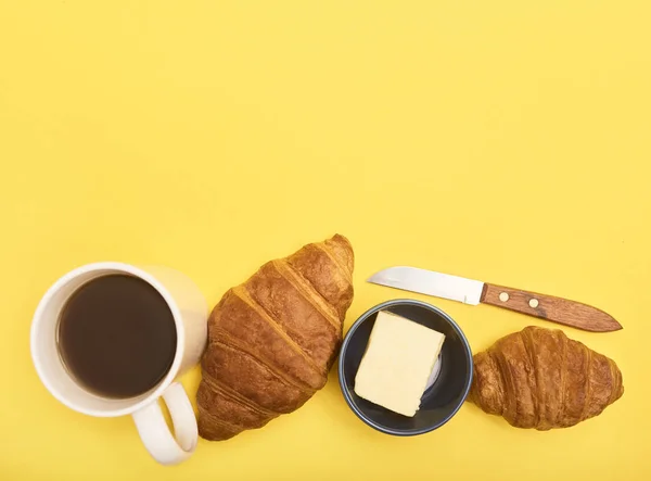 Frisch gebackene leckere Croissants — Stockfoto