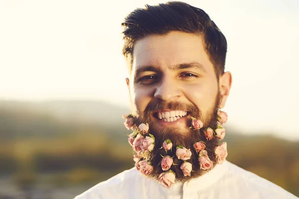 Портрет Красивого Мужчины Бородой Украшенной Розовыми Розами Улыбается — стоковое фото