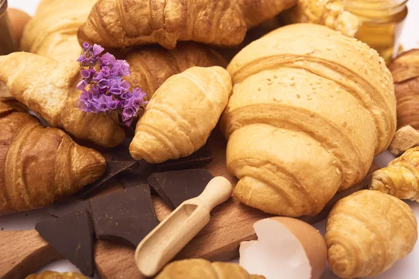 Croissants saborosos recém-assados — Fotografia de Stock