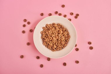 Beyaz çikolatalı Mısır yüzük plakalı üstten görünüm pembe bir arka plan üzerinde