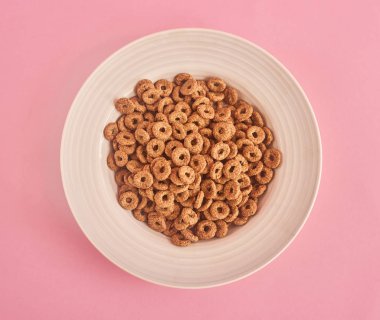 Beyaz çikolatalı Mısır yüzük plakalı üstten görünüm pembe bir arka plan üzerinde