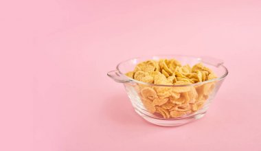 Cam kase tahıl üzerinde pembe bir arka plan ile. Tasarım mockup, metin giriş alanı ile