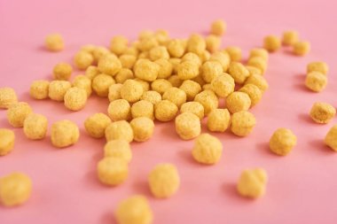 Pembe bir arka plan üzerinde yuvarlak bej pul closeup