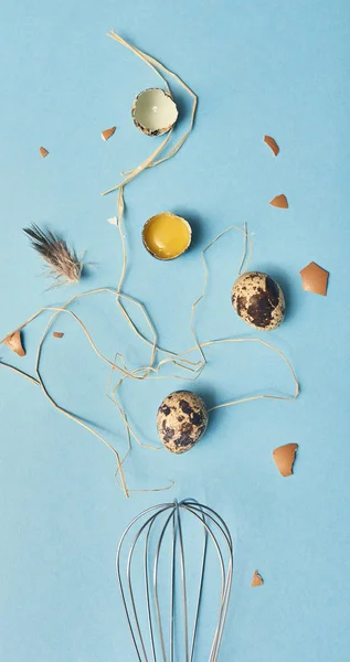 Vista Superior Minúsculos Ovos Codorna Com Feno Penas Batedor Fundo — Fotografia de Stock