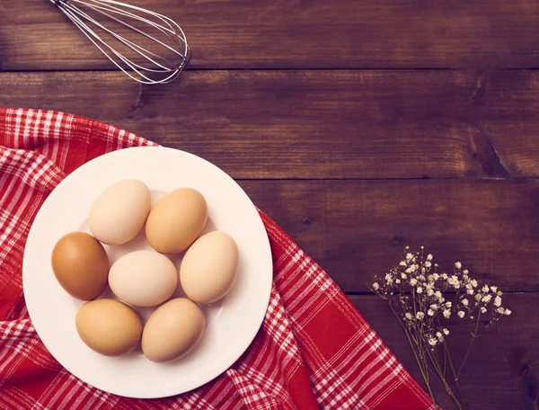 Close View Fresh Raw Chicken Eggs White Plate Whisk Flowers — Stock Photo, Image