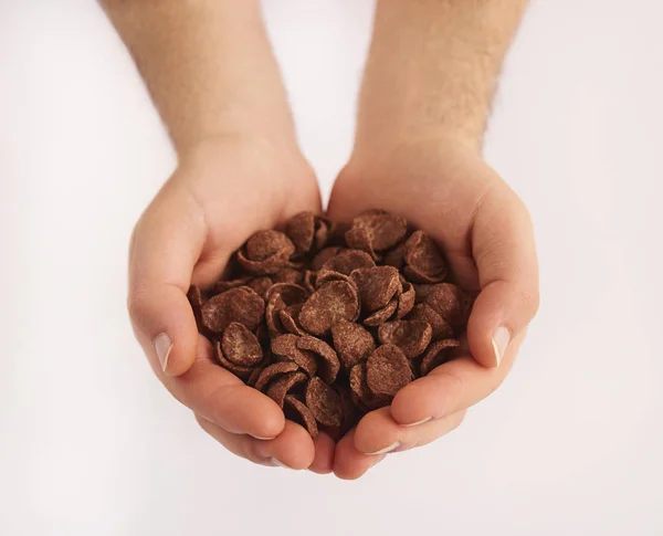 Mãos Masculinas Segurando Flocos Milho Chocolate Isolados Fundo Branco — Fotografia de Stock