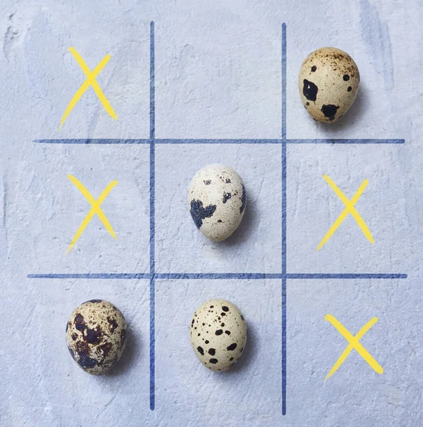 Concept Van Tic Tac Toe Game Met Kleine Kwarteleitjes Betonnen — Stockfoto