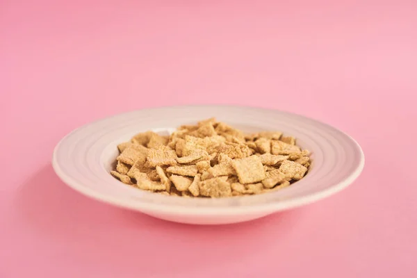 粉红色背景的方形玉米垫白色板 — 图库照片