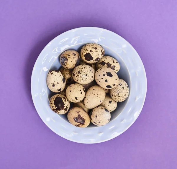 Top View Fresh Quail Eggs Blue Bowl Purple Background — Stock Photo, Image