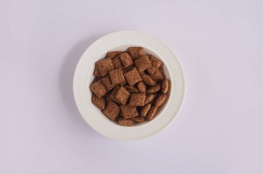 Beyaz plaka çikolatalı Mısır pedleri ile Üstten Görünüm