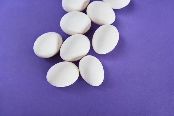 Taze Beyaz Tavuk Yumurta Mor Arka Plan Üzerinde Döşeme Üstten — Stok fotoğraf