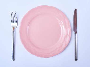 Üstten Görünüm boş yuvarlak plaka çatal ve bıçak. Restoran tablo randevular