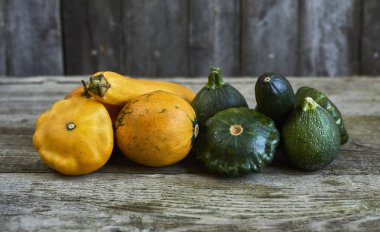 Dekoratif düşmek squashes görüntüsünü ahşap arka plan üzerinde