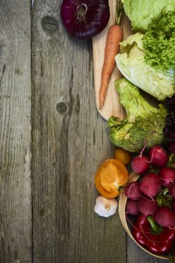 Ahşap arka plan kopya alanı için metin üzerinde taze çiğ sebze