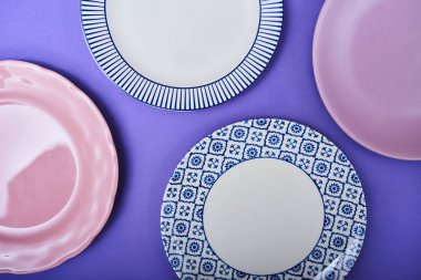 Parlak renkli arka plan üzerinde farklı renkli yemekleri kümesi