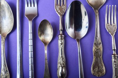 Metin için yer ile parlak renkli arka plan ayarlamak çatal closeup