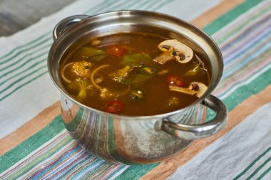 Sebze ve mantar metal Pan ile ev yapımı çorba Üstten Görünüm 