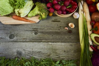 Ahşap arka plan kopya alanı için metin üzerinde taze çiğ sebze