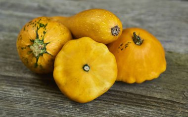 Dekoratif düşmek squashes görüntüsünü ahşap arka plan üzerinde