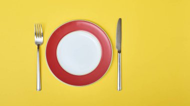 Üstten Görünüm boş yuvarlak plaka çatal ve bıçak. Restoran tablo randevular